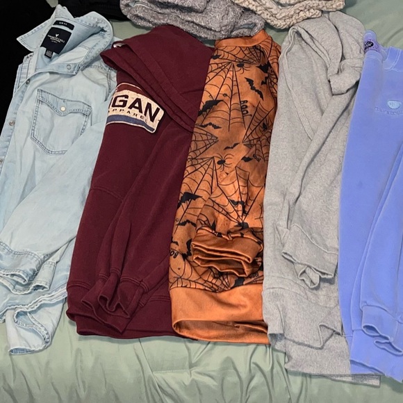 Dresses, pants, shorts, tshirts, sweaters, cardigans, etc. Sizes range from M-XL - Picture 2 of 5